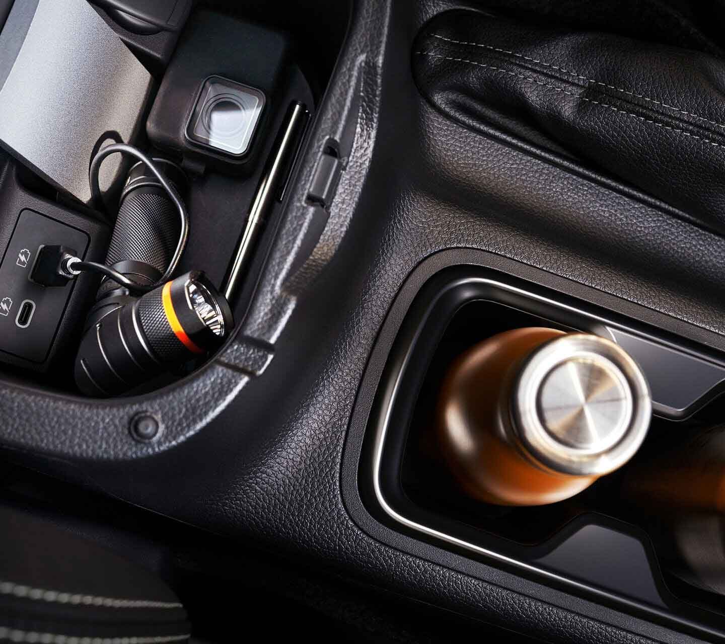 CENTRE CONSOLE AND CUPHOLDERS